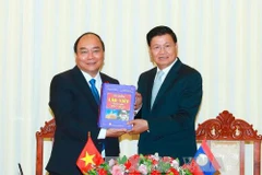 越南政府总理阮春福与老挝总理通伦举行会谈