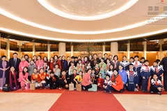 丛氏放副主席与各位代表合影留念（图片来源：越南国会） 