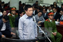 被告人何文深。