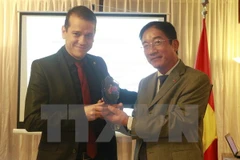 越南驻巴西大使（右）向威廉​颁奖。