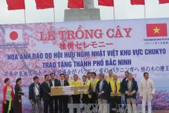 樱花树种植活动现场（图片来源：越通社）