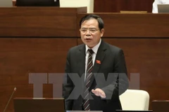 越南农业与农村发展部部长阮春强接受代表质询和答复质询。（图片来源：越通社）