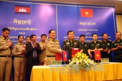 越南边防部队司令部与柬埔寨移民局签署后阶段工作配合协议。（图片来源：越通社）