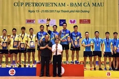 海阳省委书记阮孟显和潘辉贤副总编辑颁发男子团体的奖项。