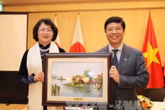 越南国家副主席邓氏玉盛向越南驻日大使馆干部赠送礼物