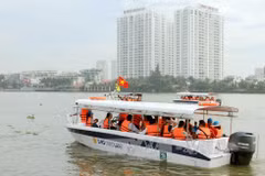 游客乘坐小游艇参观胡志明市。