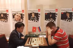 越南棋手黎光廉（左）在比赛中（图：体育报）