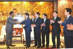 河内市人民委员会主席阮德钟向可口可乐越南公司颁发调整注册资金许可证（图片来源于网络）