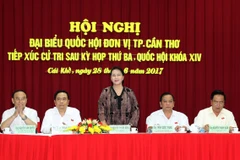 国会主席阮氏金银与芹苴市选民接触。