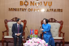 越南内务部部长范氏清茶会见柬埔寨礼仪与宗教部大臣斋·伯林。图自越通社