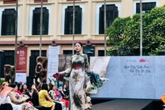 由 DeSilk 丝绸品牌推出名为《唤醒精华,延续遗产》的高档丝绸系列近日在河内越南美术博物馆亮相。图自互联网