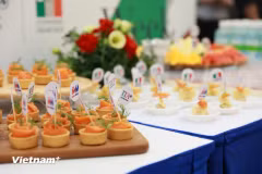 意越美食文化交融”的街头美食节介绍的美食佳肴。图自越通社