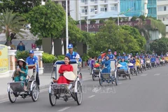 芽庄海滨城市奥黛秀活动给游客留下深刻印象。图自越通社