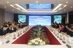 越南高平省与中国广西壮族自治区百色市经济与贸易合作会谈场景。图自越通社
