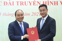 阮春福向越南电视台新台长颁发任命书 