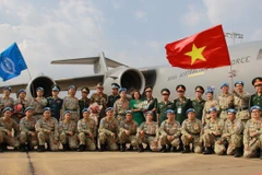 越南国防部和澳大利亚驻越南大使馆领导以及赴南苏丹本提乌执行任务的野战医院干部合影。图自越通社
