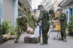 部队战士化身“绿军装”托运人上门送食物