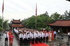 2021年雄王祭祖日和雄王庙会：国祖雒龙君忌日祭拜仪式和国母妪姬上香仪式隆重举行