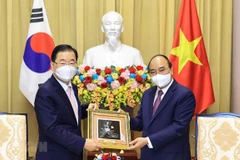 越南国家主席阮春福会见韩国外交部长官郑义溶