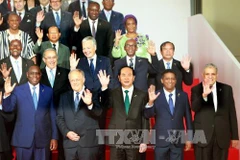 陈大光主席与作为法语国家组织峰会的与会代表合影
