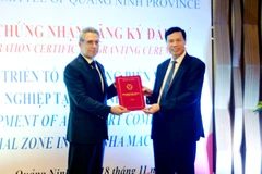 广宁省人民委员会向投资商颁发投资许可证
