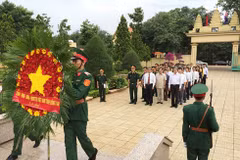 柬埔寨首相洪森​向各位革命先烈敬献花圈