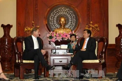 越共中央政治局委员、胡志明市市委书记丁罗升会见德国莱比锡市市长伯克哈德•容