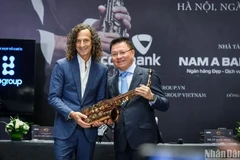 肯尼·基的萨克斯管和著名画家阮思严和黎辉和的四幅漆作即将拍卖