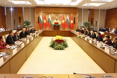 越南国会主席王廷惠与保加利亚议会议长耶利亚兹科夫举行会谈