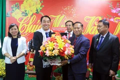 柬埔寨磅士卑省代表团赴越南永隆省拜年