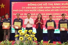  武氏映春看望慰问隆安省优抚家庭和贫困群众