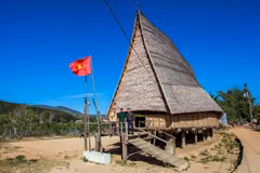 保护传统龙屋 弘扬民族价值