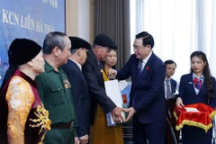 越南国会主席看望慰问太平省贫困工人和优抚家庭