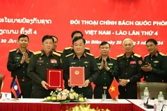 加强越老国防合作