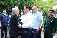 越共中央宣教部部长阮仲义看望了曾12次指挥无号舰船运送武器支援南方的人民武装力量英雄、前41号舰舰长胡得盛中校。图自越通社