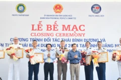 广义省人民委员会向美国团体颁发奖状。图自越通社