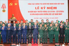 越共中央总书记、中央军委书记苏林与与会代表合影。图自越通社