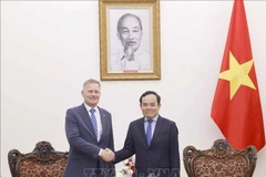 越南政府副总理陈流光会见乐高集团首席运营官卡斯滕·拉斯穆森。图自越通社