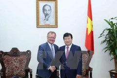 越南政府副总理郑廷勇​与约翰·奎尔奇教授（图片来源：越通社）