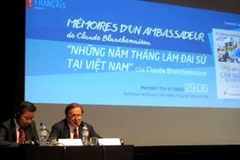 前法国驻越大使克劳德·布朗什麦松（右）在座谈会上（图片来源：人民军队报）​ 