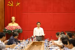 附图：武德儋副总理与越南社会保险领导举行工作会议（图片来源：http://baohiemxahoi.gov.vn/）