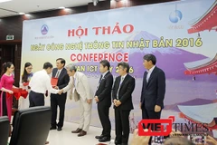 岘港人民委员会副主席邓越勇为日企代表赠送礼物（图片来源：viettimes.net.vn)