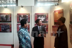 越南驻印尼大使黄英俊参观展览会（图片来源：Vietnam+）