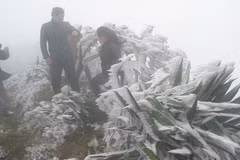 谅山省母山山顶被寒冷空气笼罩