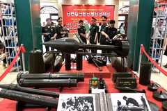 游客参观在芹苴市举行的专题展。图自越通社