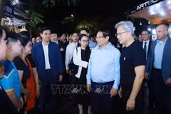 范明政总理同英伟达首席执行官黄仁勋体验河内夜景。图自越通社
