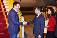 亚美尼亚议会议长抵达内排国际机场。图自越通社