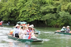 澳大利亚联邦议会参议长苏·莱恩斯参观越南长安生态旅游区。图自越通社