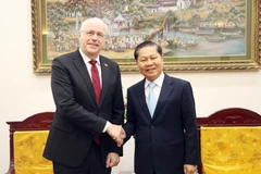 越南劳动荣军与社会部副部长黎晋勇(右)会见芬兰驻越南特命全权大使科欧·诺万托。图自越通社