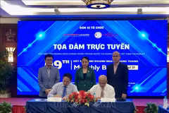 各商业协会在现场签署了关于全面合作支持越南品牌市场的谅解备忘录。图自越通社